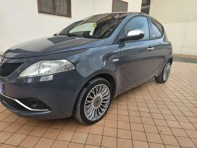 Usata Lancia Ypsilon Silver 69 CV (50 kW) 2017 Grigio Utilitaria