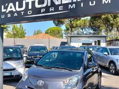 Usata Toyota iQ Trend 68 CV (50 kW) 2013 Grigio Utilitaria