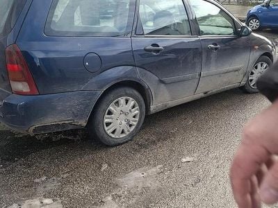 Begagnad Ford Focus Trend 90 HK (66 kW) 2000 Blå Kombi