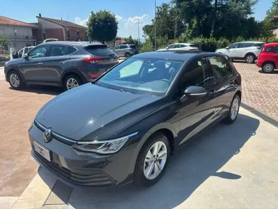 Usata VW Golf VIII Life 110 CV (80 kW) 2023 Grigio Berlina