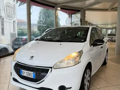 Usata Peugeot 208 Allure 82 CV (60 kW) 2013 Bianco Utilitaria