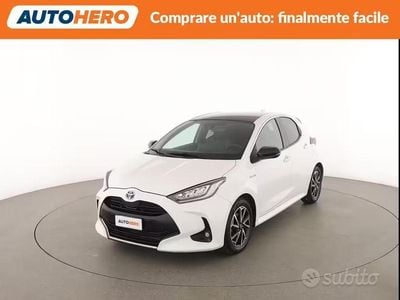 Usata Toyota Yaris Hybrid Lounge 92 CV (67 kW) 2021 Bianco Berlina