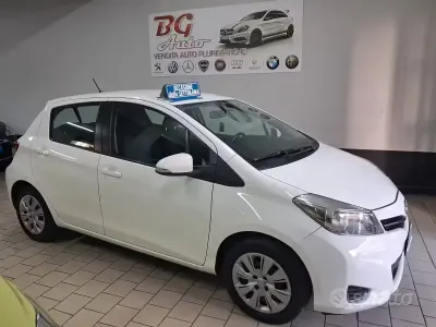 Usata Toyota Yaris 69 CV (50 kW) 2013 Bianco Utilitaria