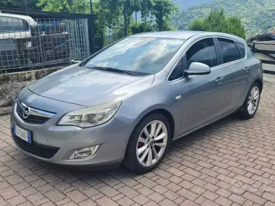 Usata Opel Astra Cosmo 125 CV (91 kW) 2010 Grigio Berlina