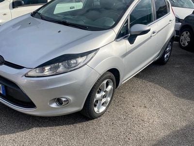Usata Ford Fiesta Titanium 96 CV (70 kW) 2010 Grigio Utilitaria