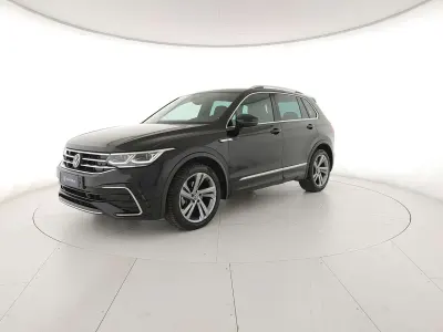 Usata VW Tiguan R-line 150 CV (110 kW) 2023 Deep black perlato SUV