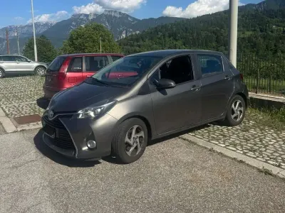 Usata Toyota Yaris Hybrid Active 73 CV (53 kW) 2016 Grigio Berlina