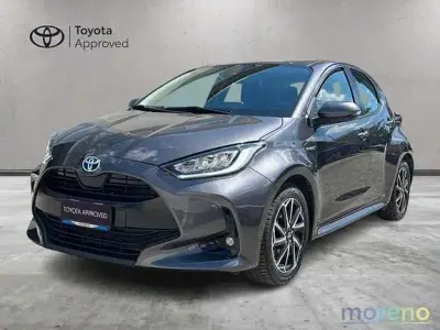 Begagnad Toyota Yaris Hybrid Trend 100 HK (73 kW) 2021 Grå Sedan