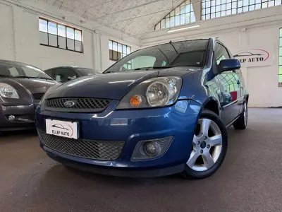 Usata Ford Fiesta Ghia 68 CV (50 kW) 2007 Blu/azzurro Utilitaria
