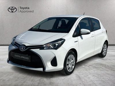 Usata Toyota Yaris Hybrid Cool 73 CV (53 kW) 2017 Bianco Berlina