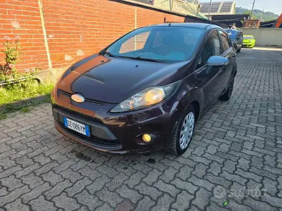 Usata Ford Fiesta 92 CV (67 kW) 2010 Marrone Berlina