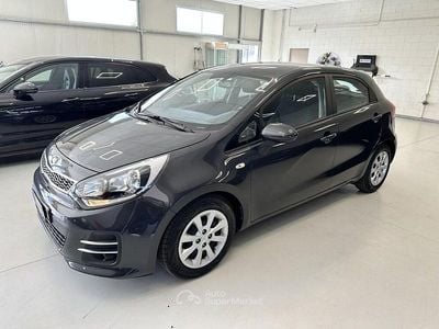 Usata Kia Rio Active 86 CV (63 kW) 2015 Gray Berlina