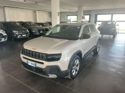 Usata Jeep Avenger Altitude 101 CV (74 kW) 2023 Beige SUV