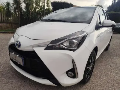 Usata Toyota Yaris Hybrid Active 73 CV (53 kW) 2018 Bianco Berlina