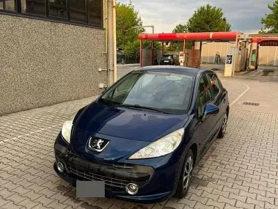 Usata Peugeot 207 73 CV (53 kW) 2011 Bluazzurro Berlina