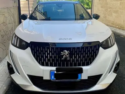 Usata Peugeot 2008 GT 131 CV (96 kW) 2022 Bianco SUV