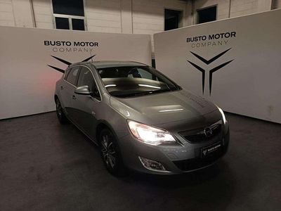 Usata Opel Astra Cosmo 140 CV (102 kW) 2012 Grigio / pastello Berlina