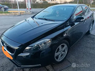Usata Volvo V40 120 CV (88 kW) 2018 Nero