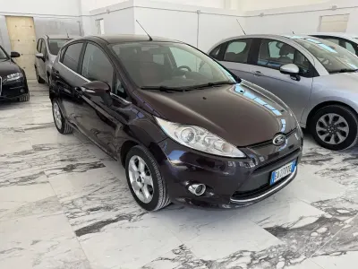 Usata Ford Fiesta 92 CV (67 kW) 2010 Rosso Berlina