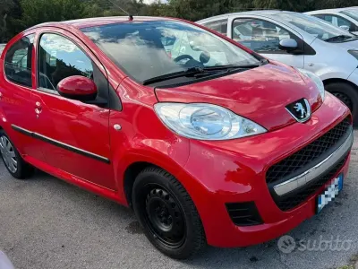 Usata Peugeot 107 68 CV (50 kW) 2009 Rosso Utilitaria