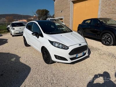 Usata Ford Fiesta 101 CV (74 kW) 2015 Bianco Berlina