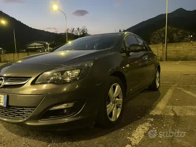 Usata Opel Astra 60 CV (44 kW) 2014 Berlina