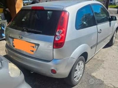 Usata Ford Fiesta 75 CV (55 kW) 2006 Grigio Utilitaria