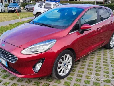 Usado Ford Fiesta Titanium 86 CV (63 kW) 2017 Rojo Utilitario