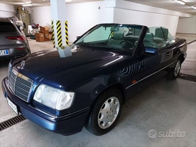 Usata Mercedes E200 136 CV (100 kW) 1994 Blu Cabrio