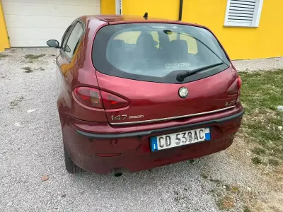 Usado Alfa Romeo 147 116 CV (85 kW) 2002 Rojo Utilitario