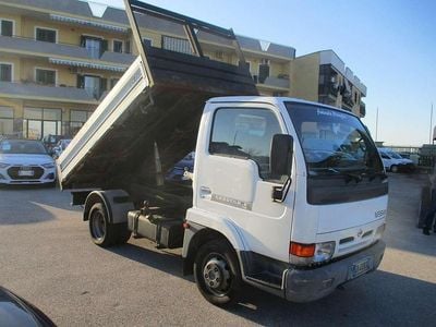 Usata Nissan Cabstar 106 CV (77 kW) 2001 Bianco Pick-up