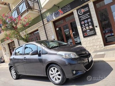 Usata Toyota Yaris 90 CV (66 kW) 2011 Grigio Utilitaria