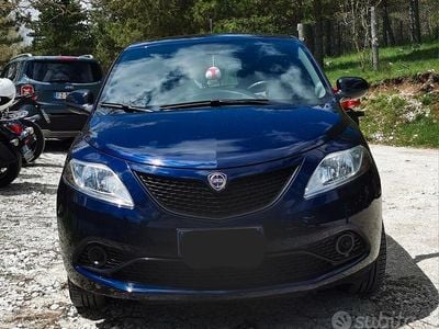 Usado Lancia Ypsilon Gold 60 CV (44 kW) 2019 Azul Utilitario