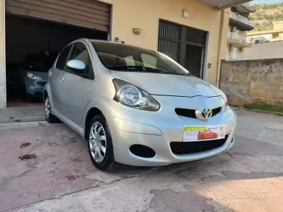 Usado Toyota Aygo 68 HP (50 kW) 2011 Cinzento Citadino