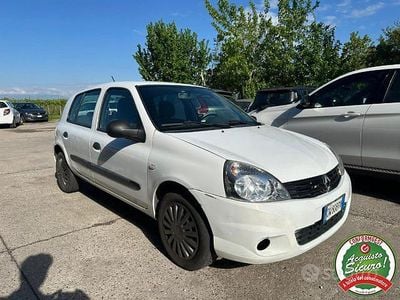 Begagnad Renault Clio II 75 HK (55 kW) 2010 Vit Sedan