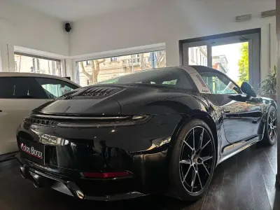 Begagnad Porsche 911 541 HK (397 kW) 2025 Svart Cab