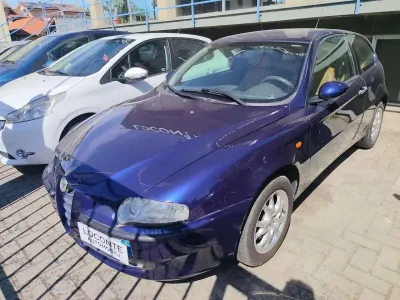 Usata Alfa Romeo 147 Progression 105 CV (77 kW) 2000 Argento Utilitaria