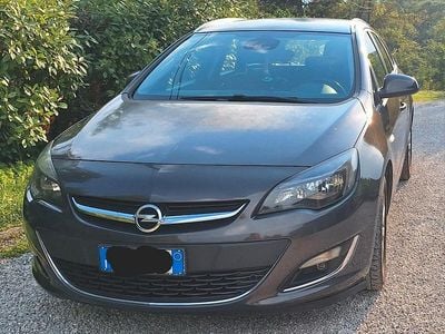 Usata Opel Astra Sport 110 CV (80 kW) 2013 Grigio Station wagon