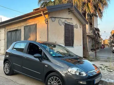 Usata Fiat Punto 85 CV (62 kW) 2011 Grigio Utilitaria