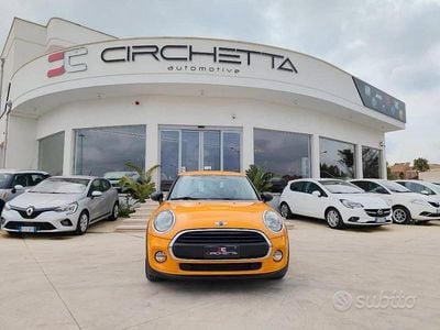 Begagnad Mini ONE 102 HK (75 kW) 2016 Orange Halvkombi