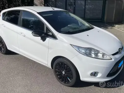 Usata Ford Fiesta 82 CV (60 kW) 2010 Bianco Berlina