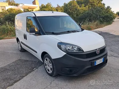 Usata Fiat Doblò Lounge 105 CV (77 kW) 2021 Bianco Monovolume