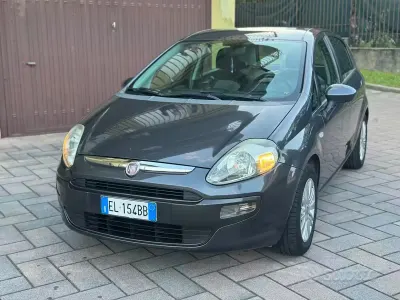 Usata Fiat Grande Punto 69 CV (50 kW) 2011 Grigio Utilitaria