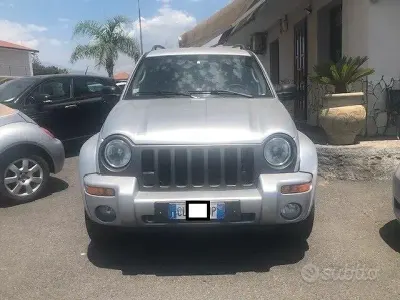 Usata Jeep Cherokee Sport 150 CV (110 kW) 2004 Grigio SUV