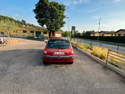 Usata Renault Clio II 75 CV (55 kW) 2004 Rosso Berlina