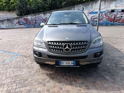 Usata Mercedes ML350 272 CV (200 kW) 2006 Grigio SUV