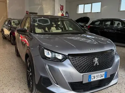 Usata Peugeot 2008 Active 131 CV (96 kW) 2023 Grigio SUV