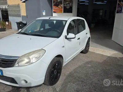 Brugt Dacia Sandero Lauréate 75 HK (55 kW) 2010 Hvid Sedan