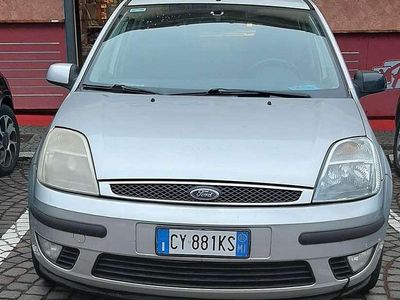 Usata Ford Fiesta Ghia 79 CV (58 kW) 2005 Argento Utilitaria