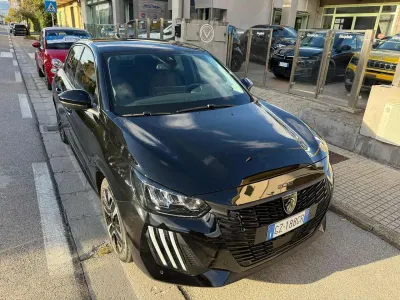 Usata Peugeot 208 Allure 101 CV (74 kW) 2025 Nero Utilitaria